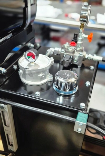 Hydraulic build fitted with a Filtrec return line filter, fluid level indicator and filler breather