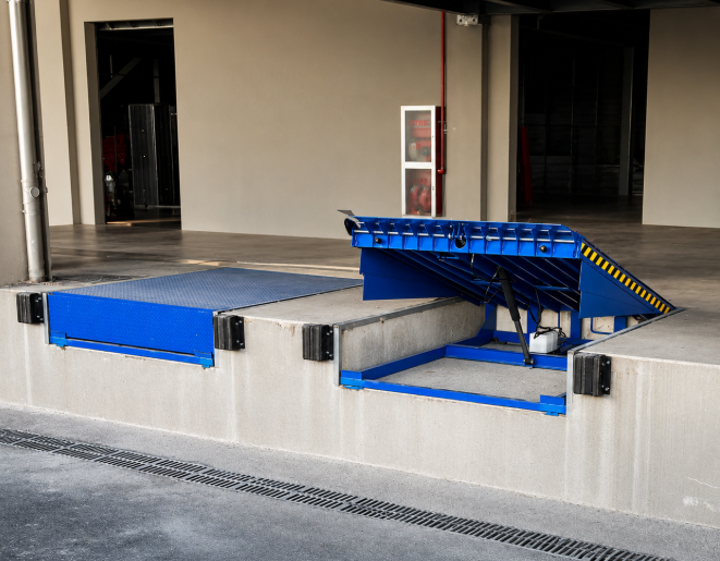 Hydraulic dock leveller installed in a loading bay
